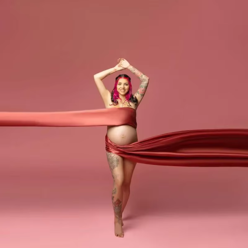 Abrigo de maternidad satén con bufanda sedosa para sesiones elegantes - imagen 5