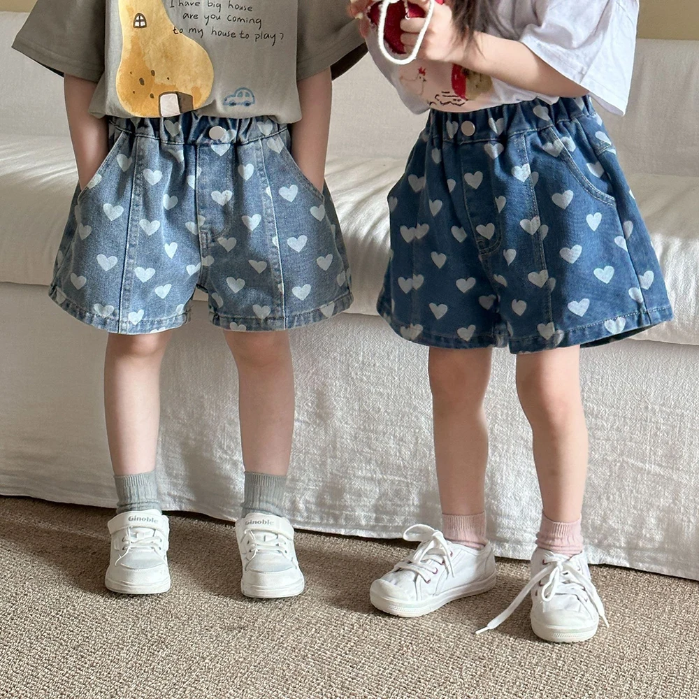 Pantalones cortos vaqueros con corazones para niñas - vista frontal