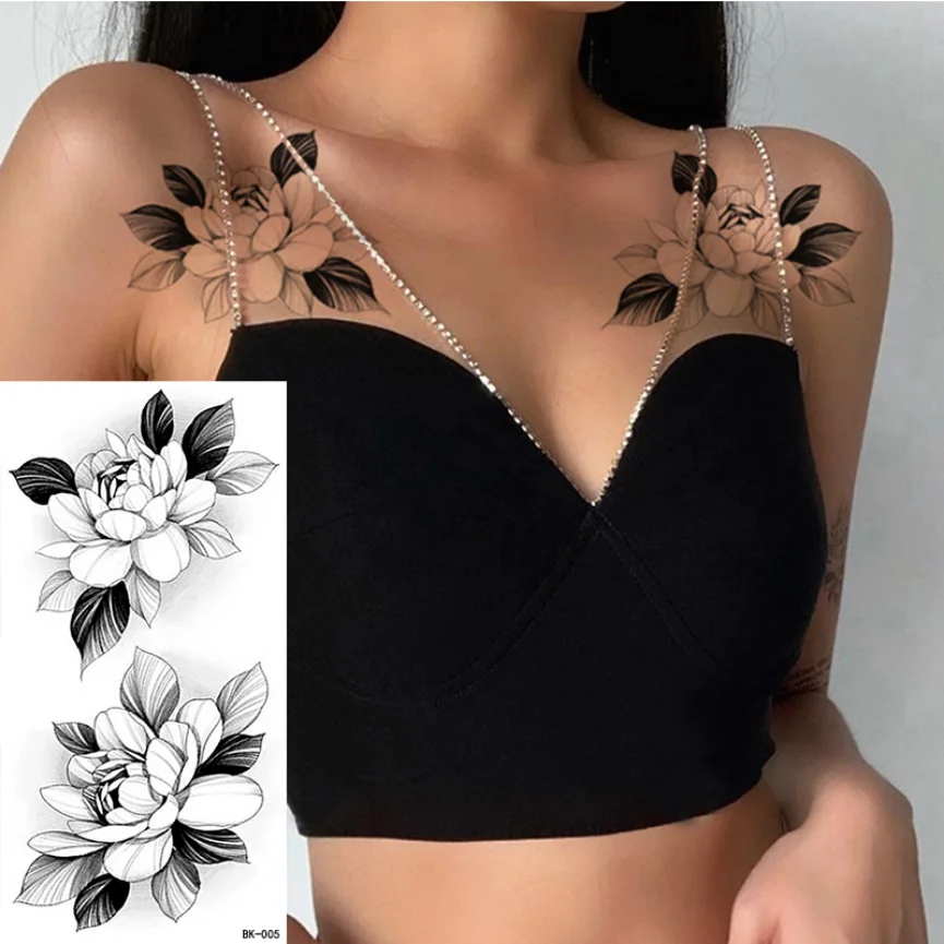 Detalle de tatuaje temporal de flor