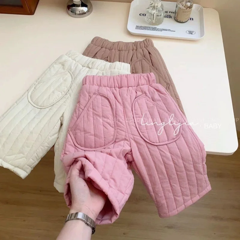 Niña usando los pantalones acolchados en exterior