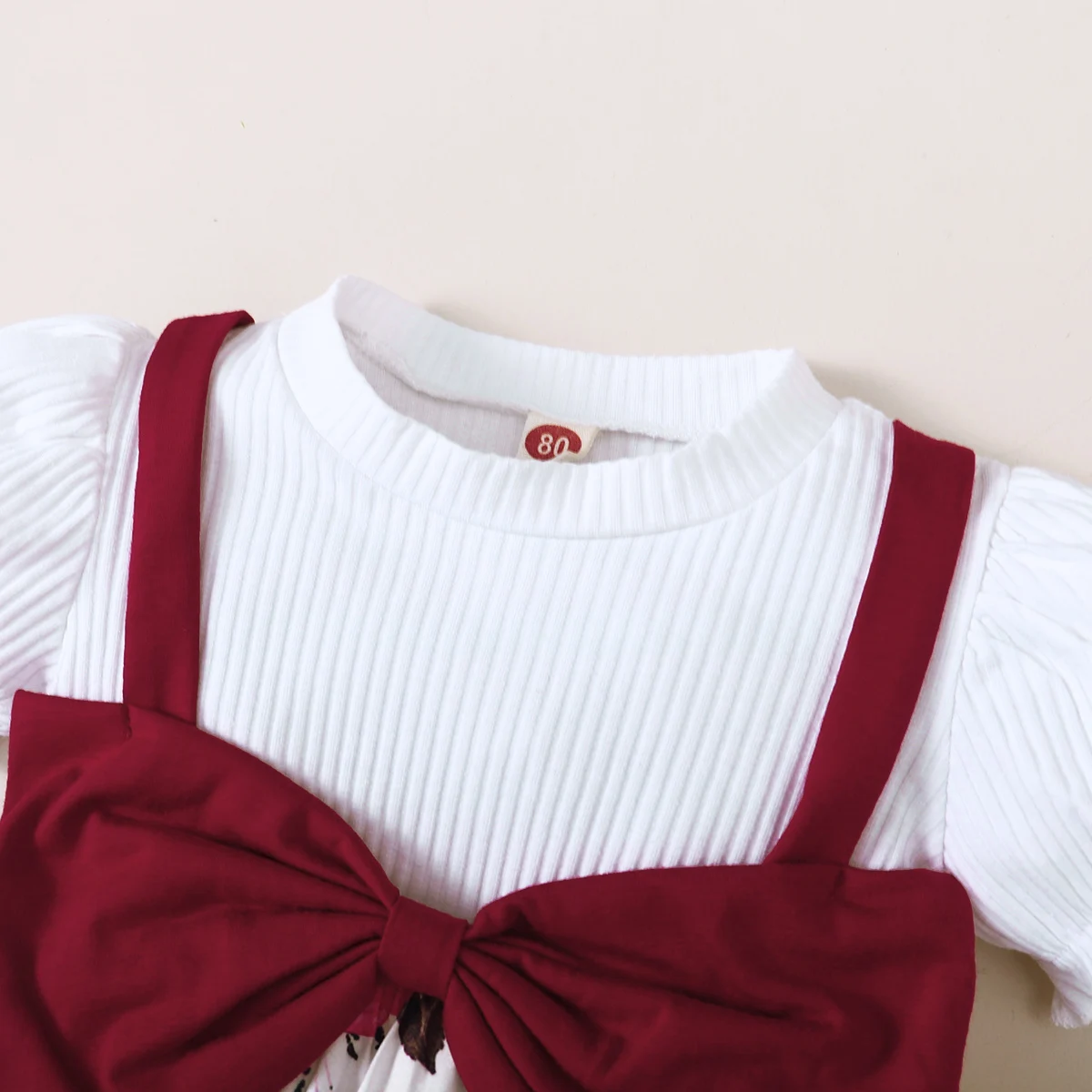 Detalle del lazo decorativo en la blusa infantil