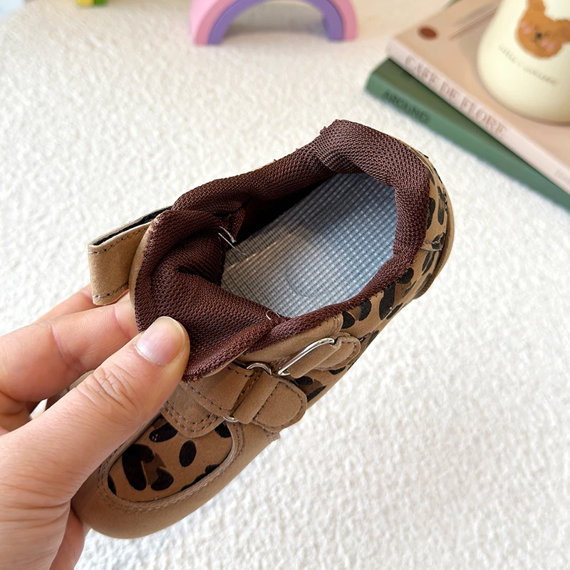 Zapatillas antideslizantes para bebés con estampado leopardo - imagen 3