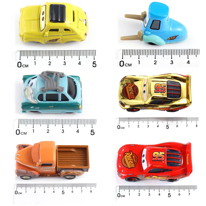 Set de figuras Disney Pixar Cars 3 con varios personajes sobre fondo blanco