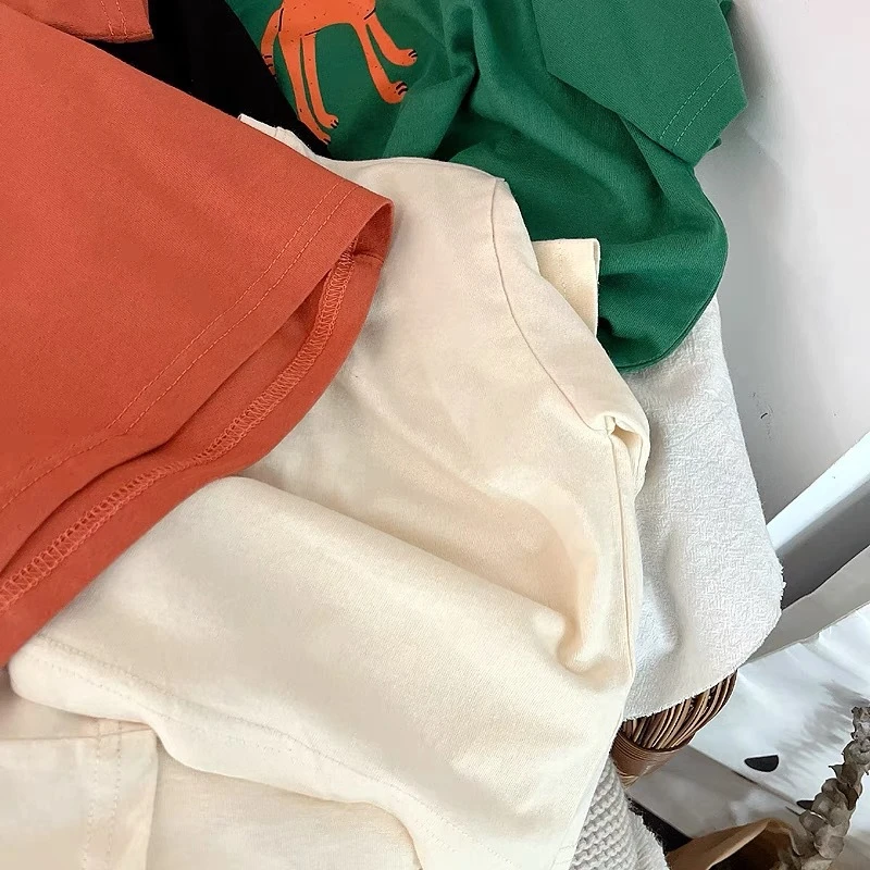 Vista del estampado infantil en camiseta de manga corta