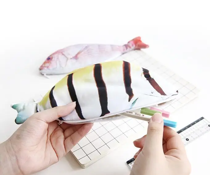Estuche blanco con lápices de colores