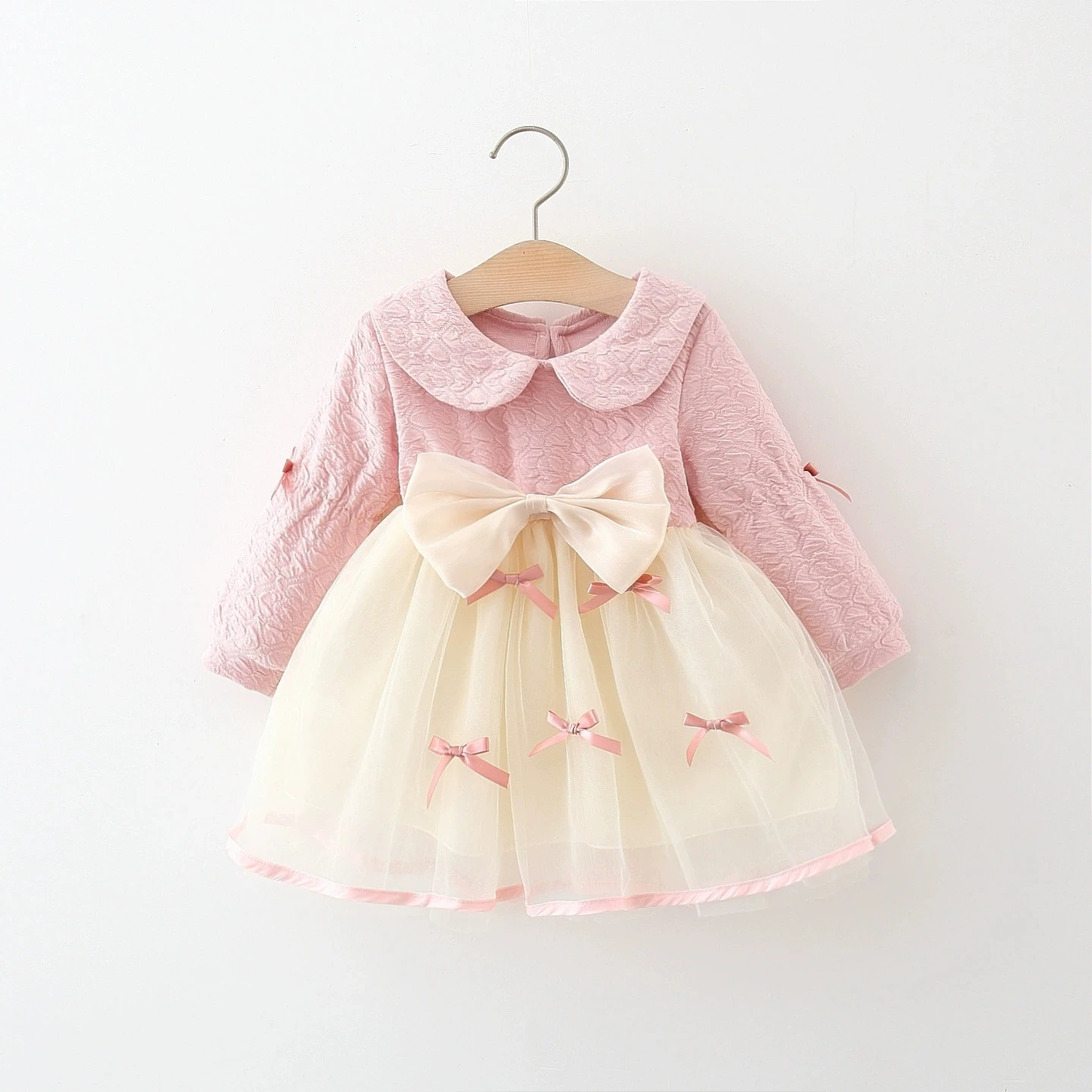 Detalle del lazo de malla y cuello de muñeca en vestido infantil