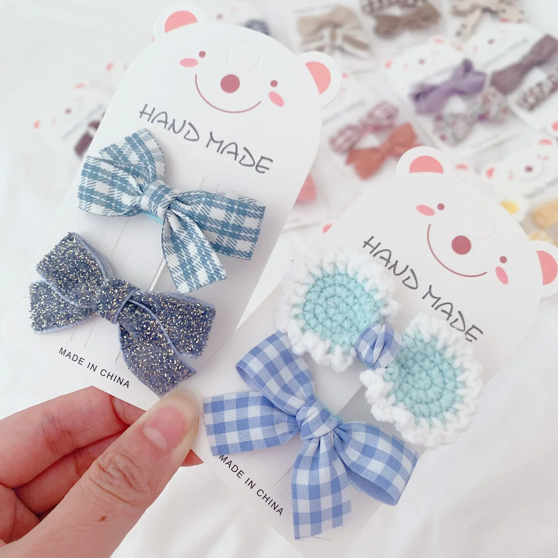 Diadema floral con lazo para niña – Set de horquillas de felpa - imagen 3