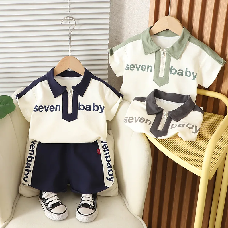 Conjunto completo visto de frente en color blanco