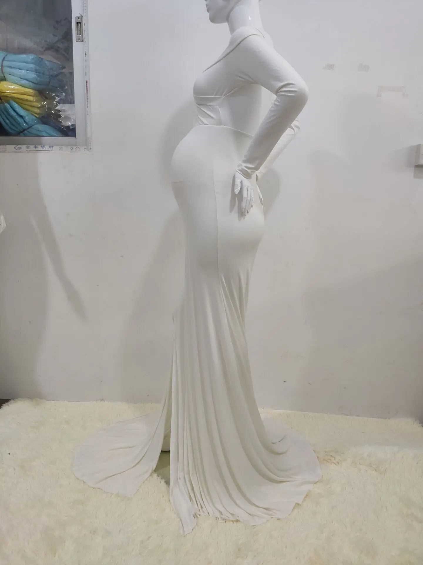 Chal de tul drapeado en vestido de embarazada