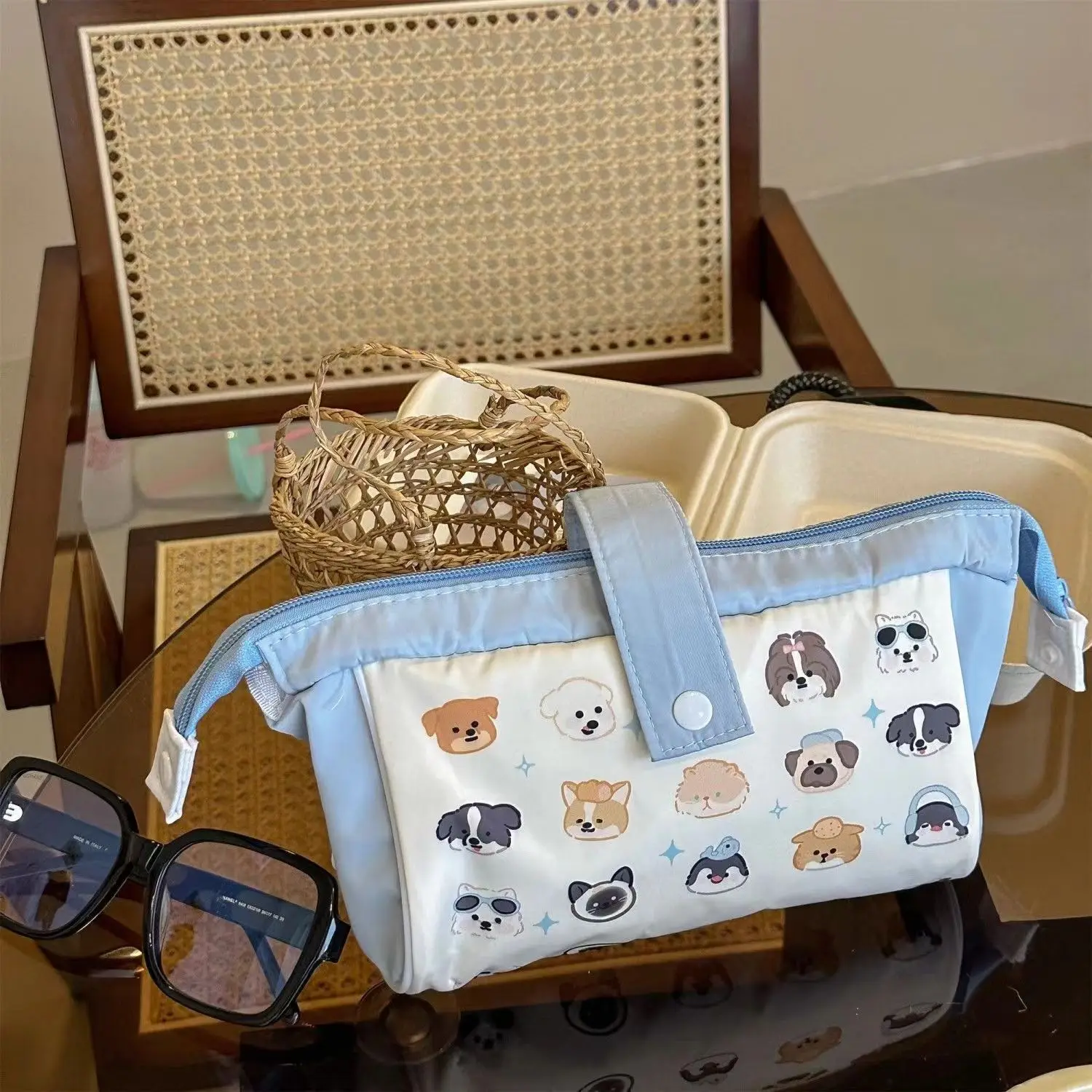 Vista frontal del estuche con estampado de perro japonés