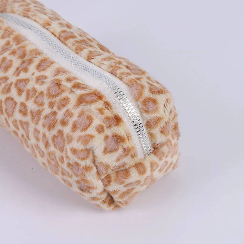 Estuche para lápices de felpa suave con estampado leopardo - imagen 2