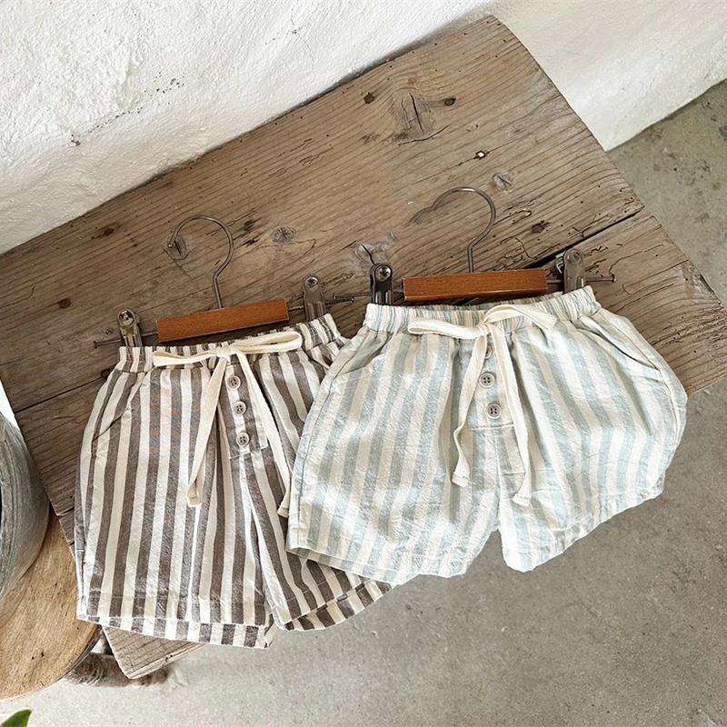 Pantalones cortos rayados de algodón y lino vintage con botones
