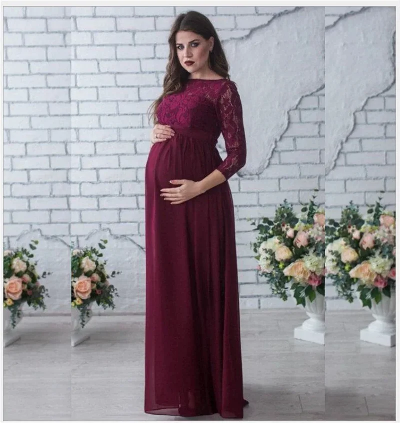 Vestido largo de maternidad con cola en posición de pie