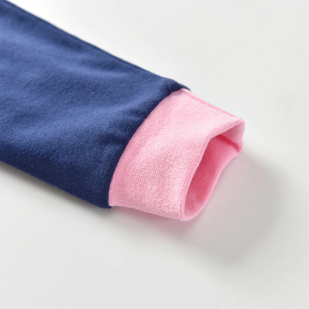 Detalle del estampado esqueleto DXTON