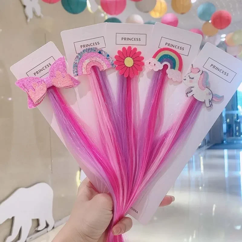 Accesorios de unicornio sobre fondo neutro