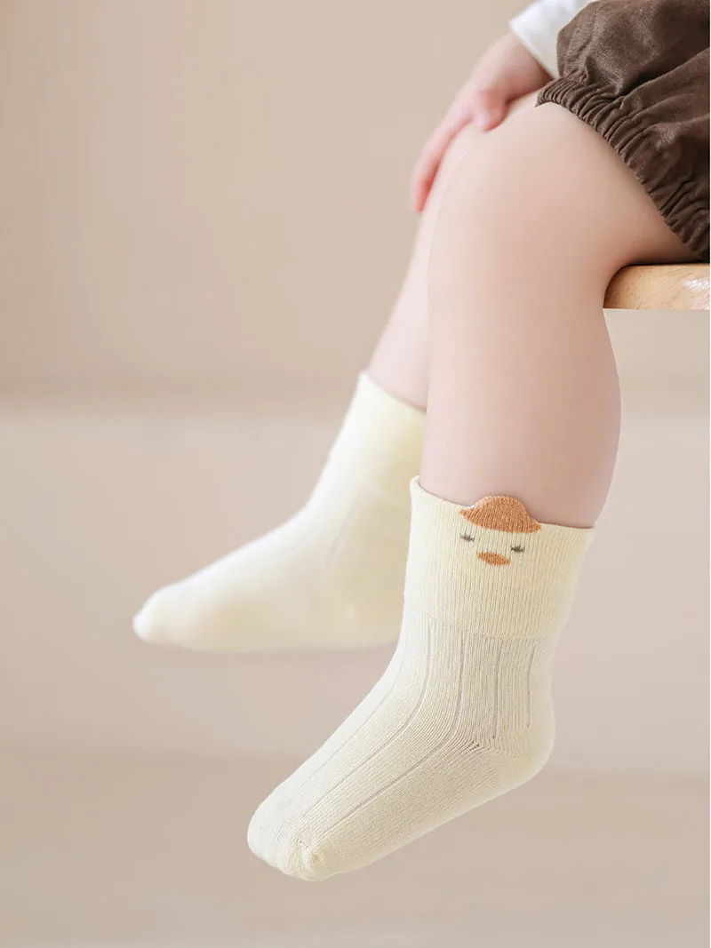Detalle de los estampados infantiles en calcetines de tubo