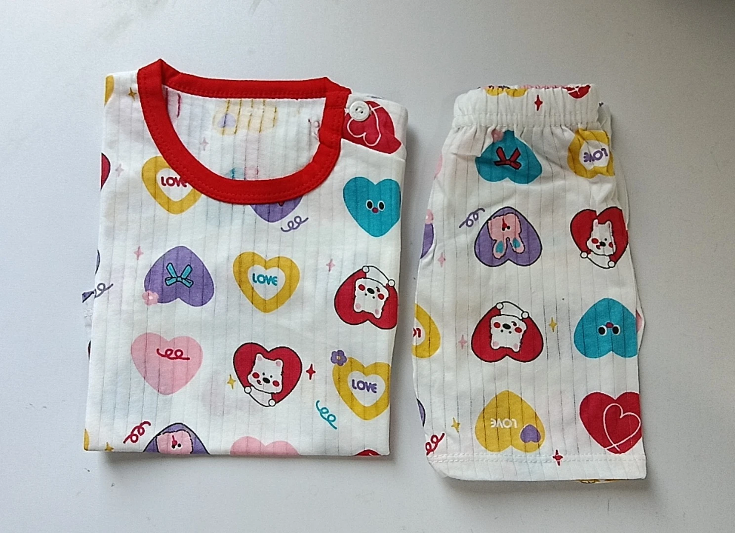Detalle del tejido del conjunto infantil