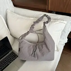 Bolso dumpling plisado de nailon ligero con cordón para hombro