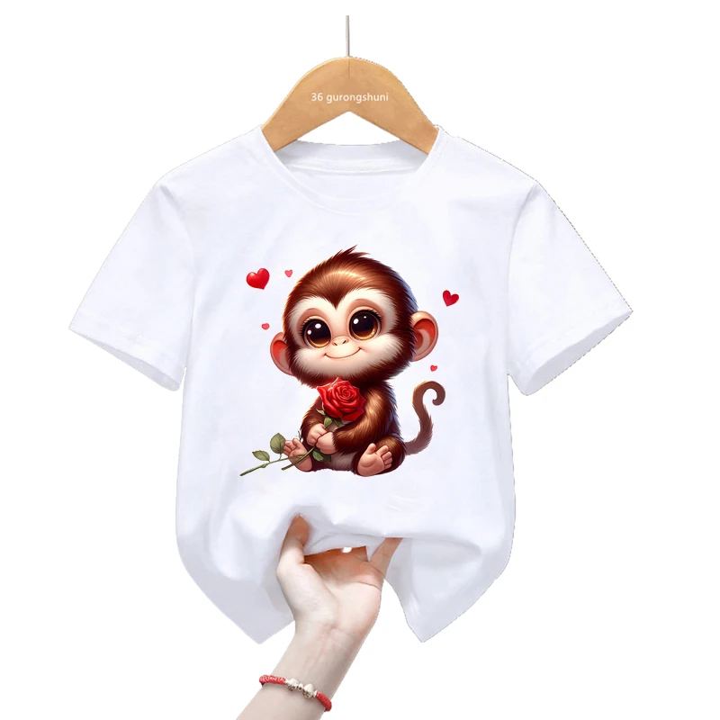 Niño usando la camiseta