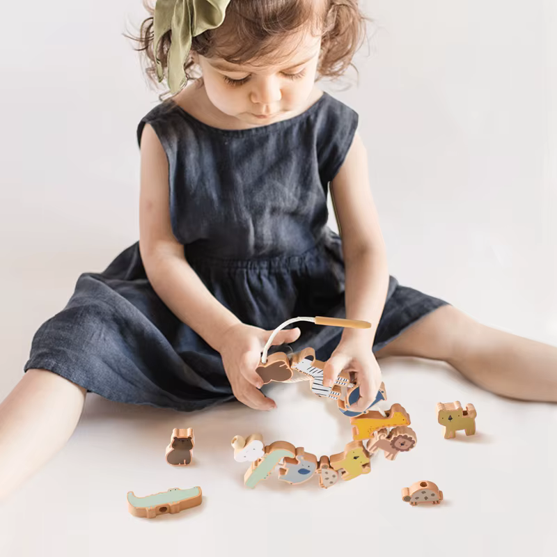 Juguete Montessori de enhebrar animales