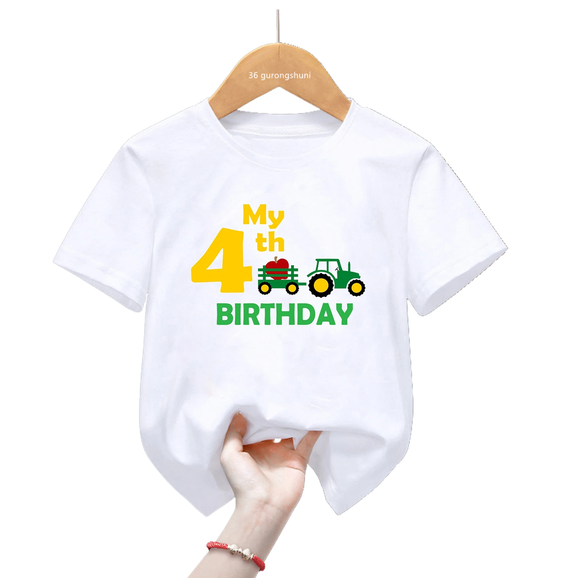 Niño jugando al aire libre con la camiseta