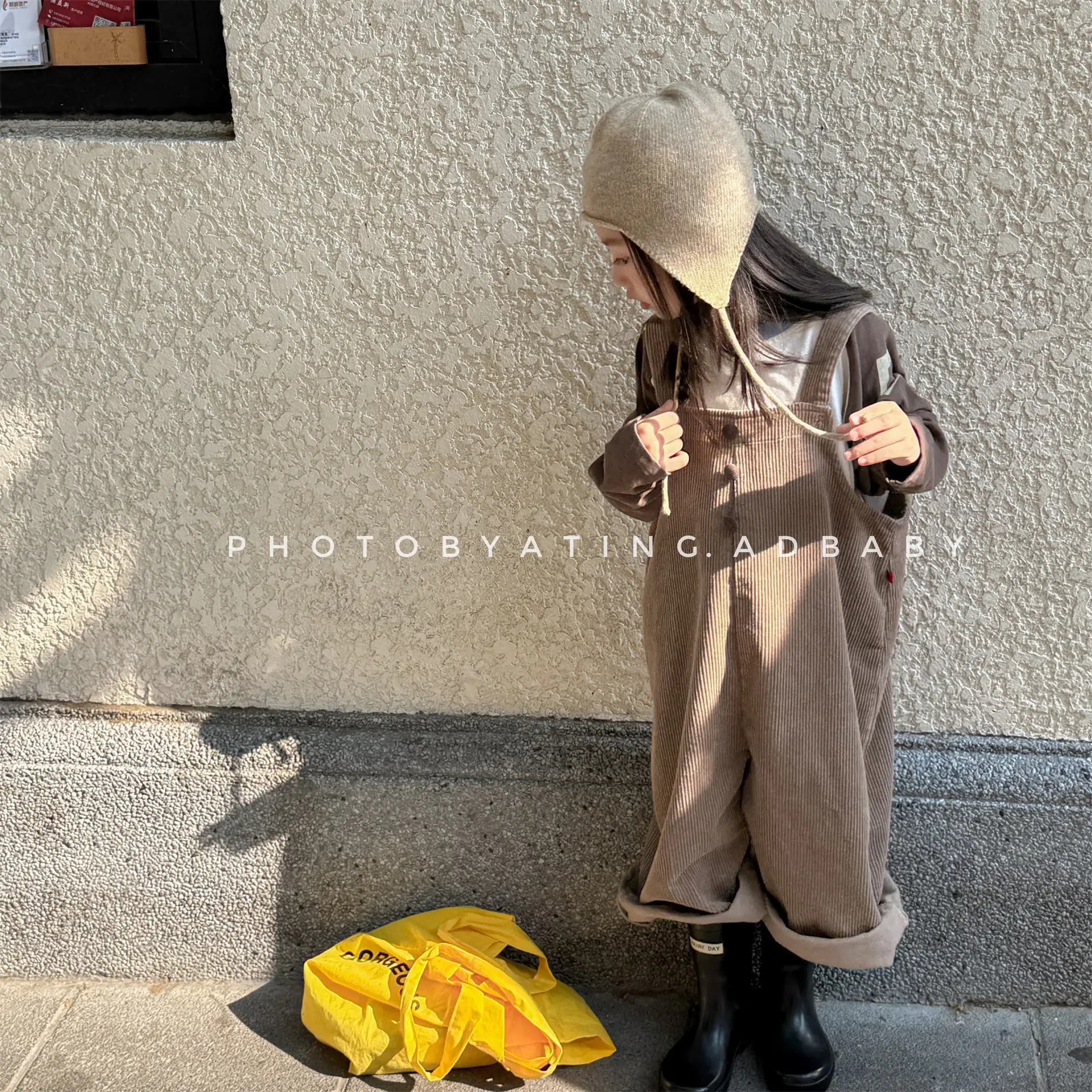 Mono de pana para niña con tirantes sueltos de otoño - imagen 3