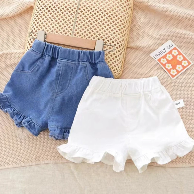 Pantalón corto mezclilla combinando con outfit veraniego