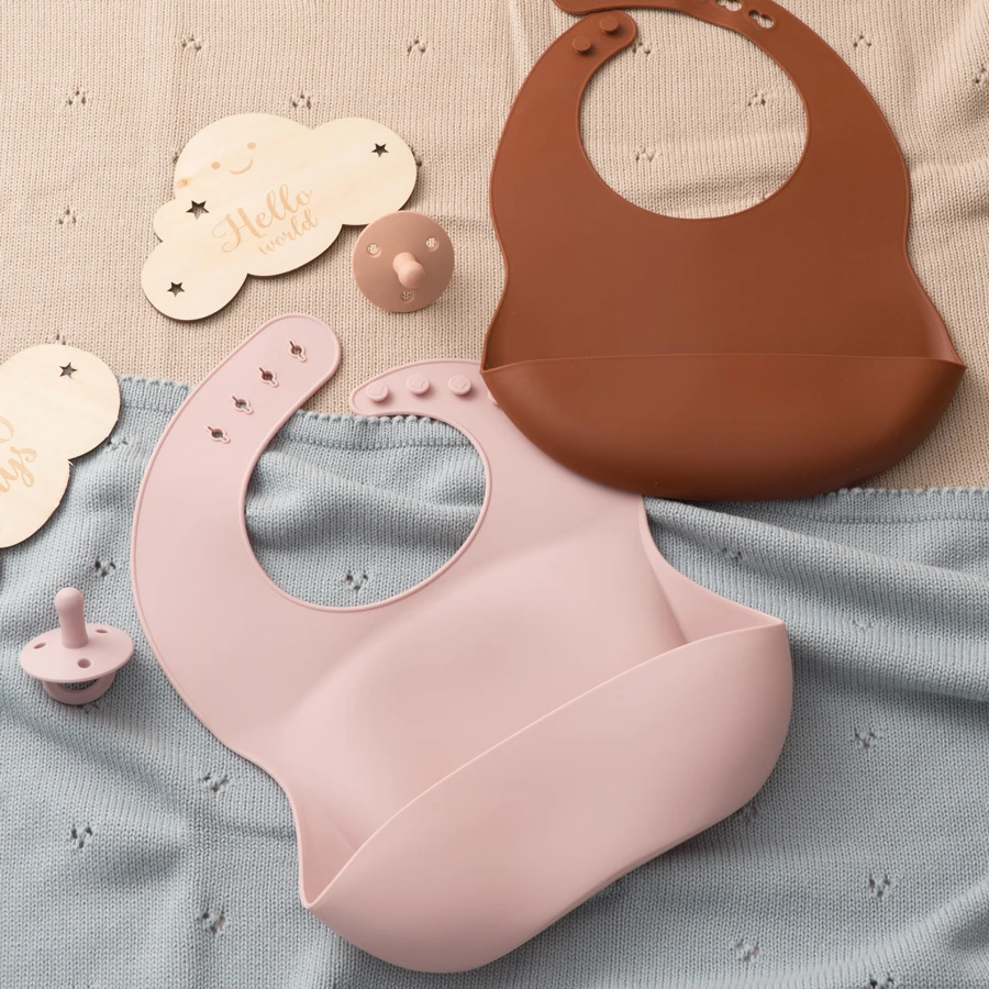Babero de silicona para bebé – Ajustable, impermeable y suave