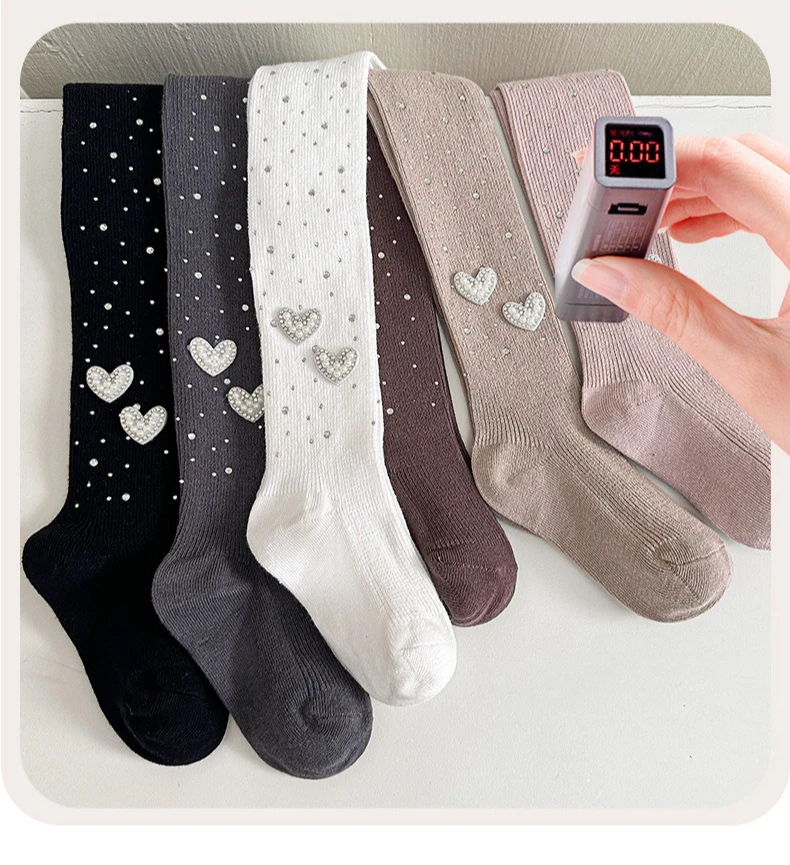 Combinación sencilla con prendas blancas y tonos claros