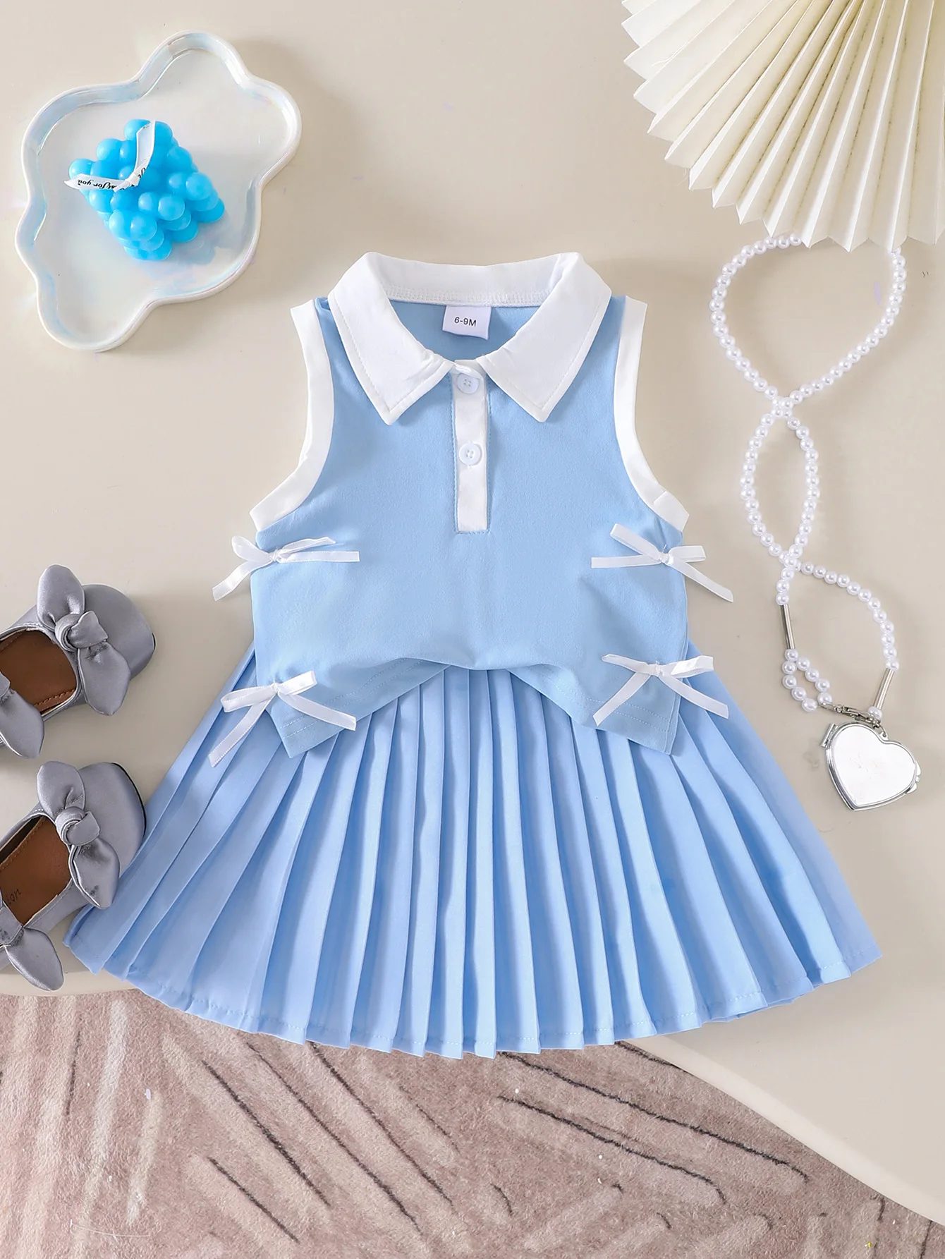 Detalle del lazo decorativo en la blusa
