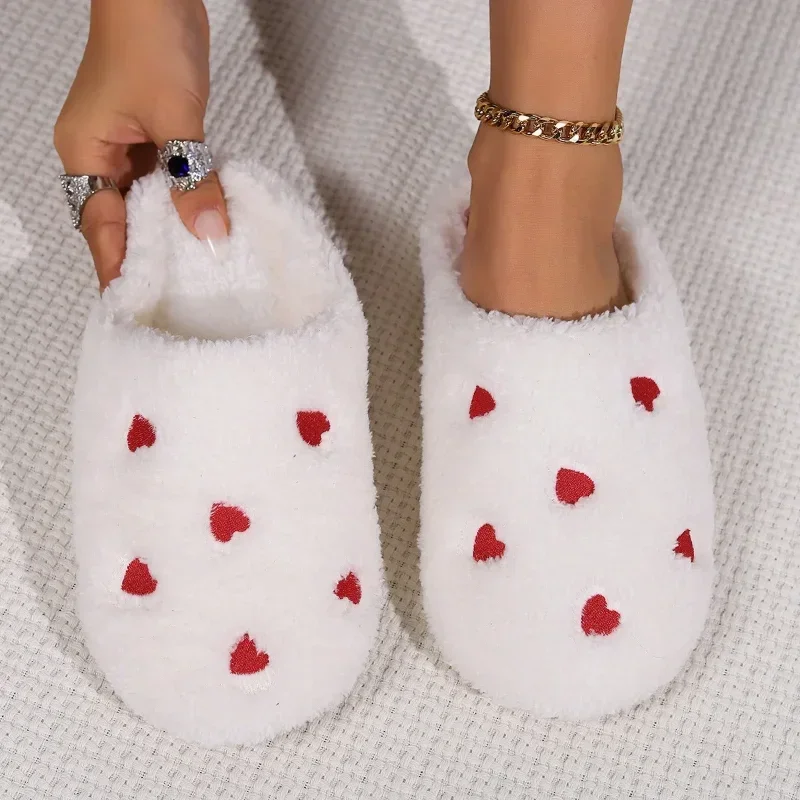 Zapatillas Sonkpuel junto a sofá de sala de estar