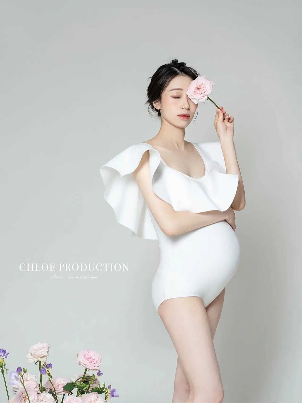 Vestido de maternidad blanco elegante con volantes para fotos - imagen 3