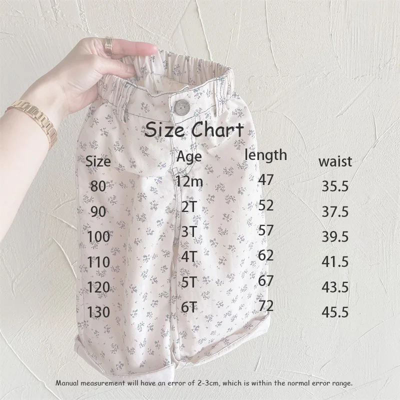 Pantalones infantiles con floral en tonos neutros