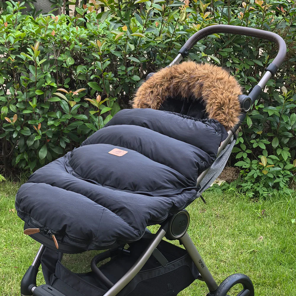 Vista frontal de la chancelera térmica HOUSBAY instalada en cochecito