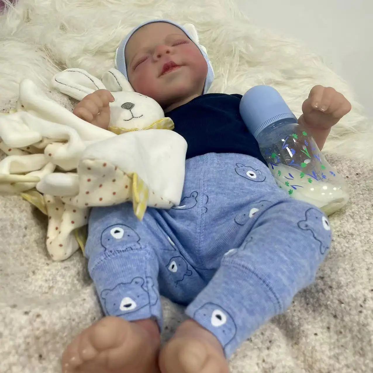 Vista completa de la muñeca Reborn realista MRB