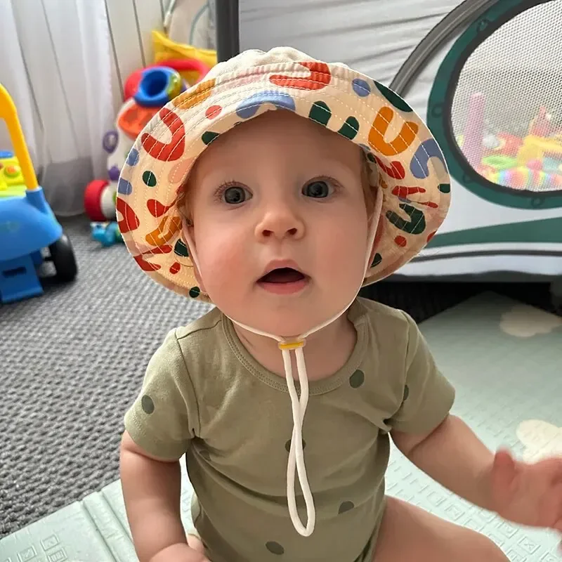 Gorra de pescador reversible mostrando ambos lados