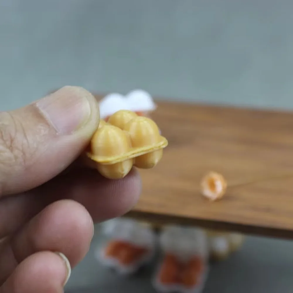 Bandeja con huevos simulada para casa de muñecas – Accesorio miniatura - imagen 2