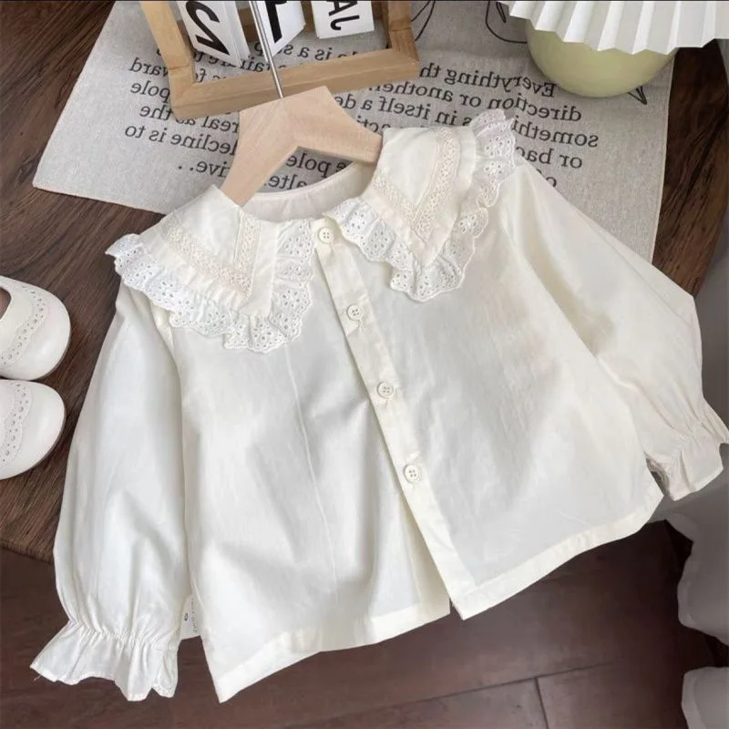 Vestido pinafore de mezclilla con bordados florales y bolsillo corazón