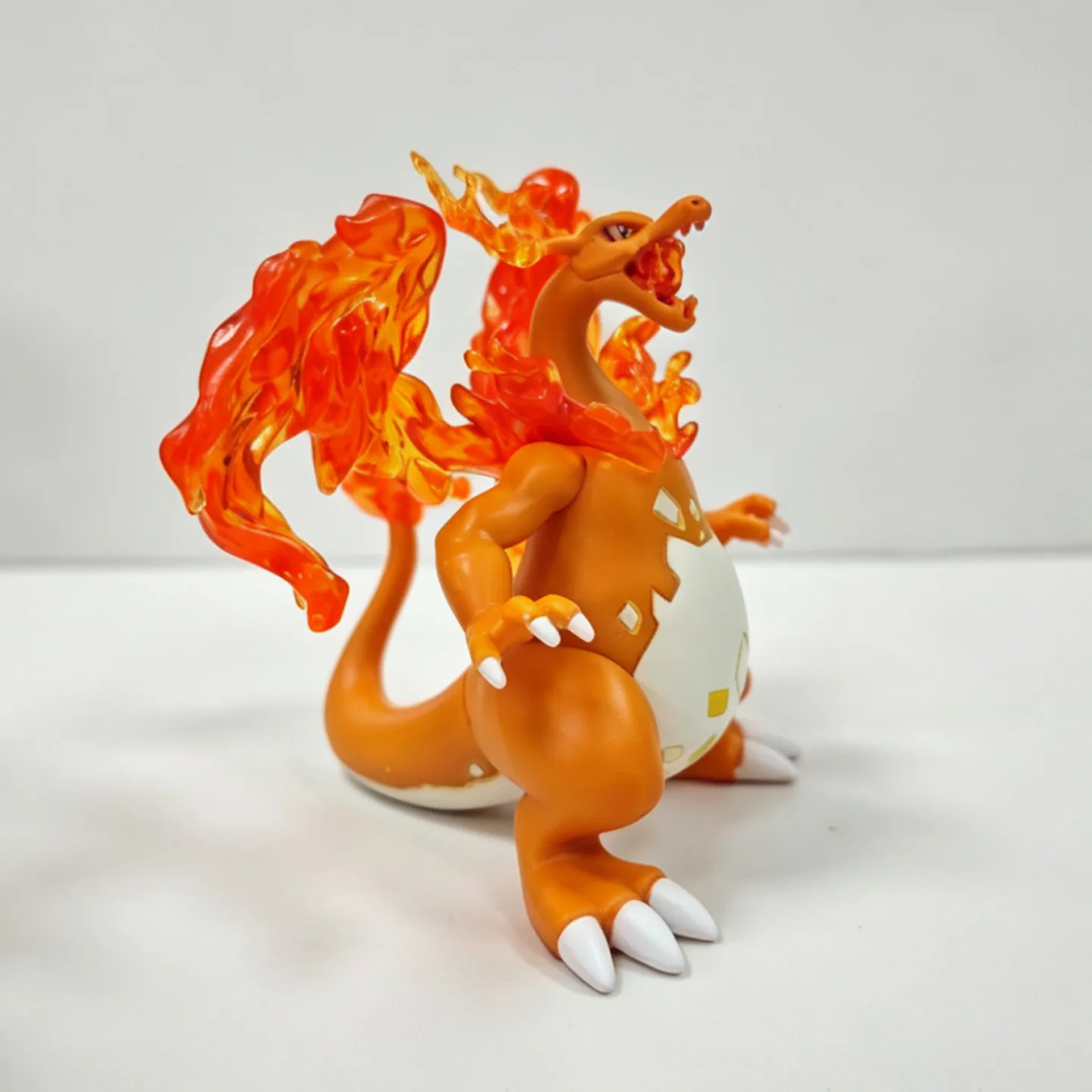 Gigantamax Charizard en estilo anime