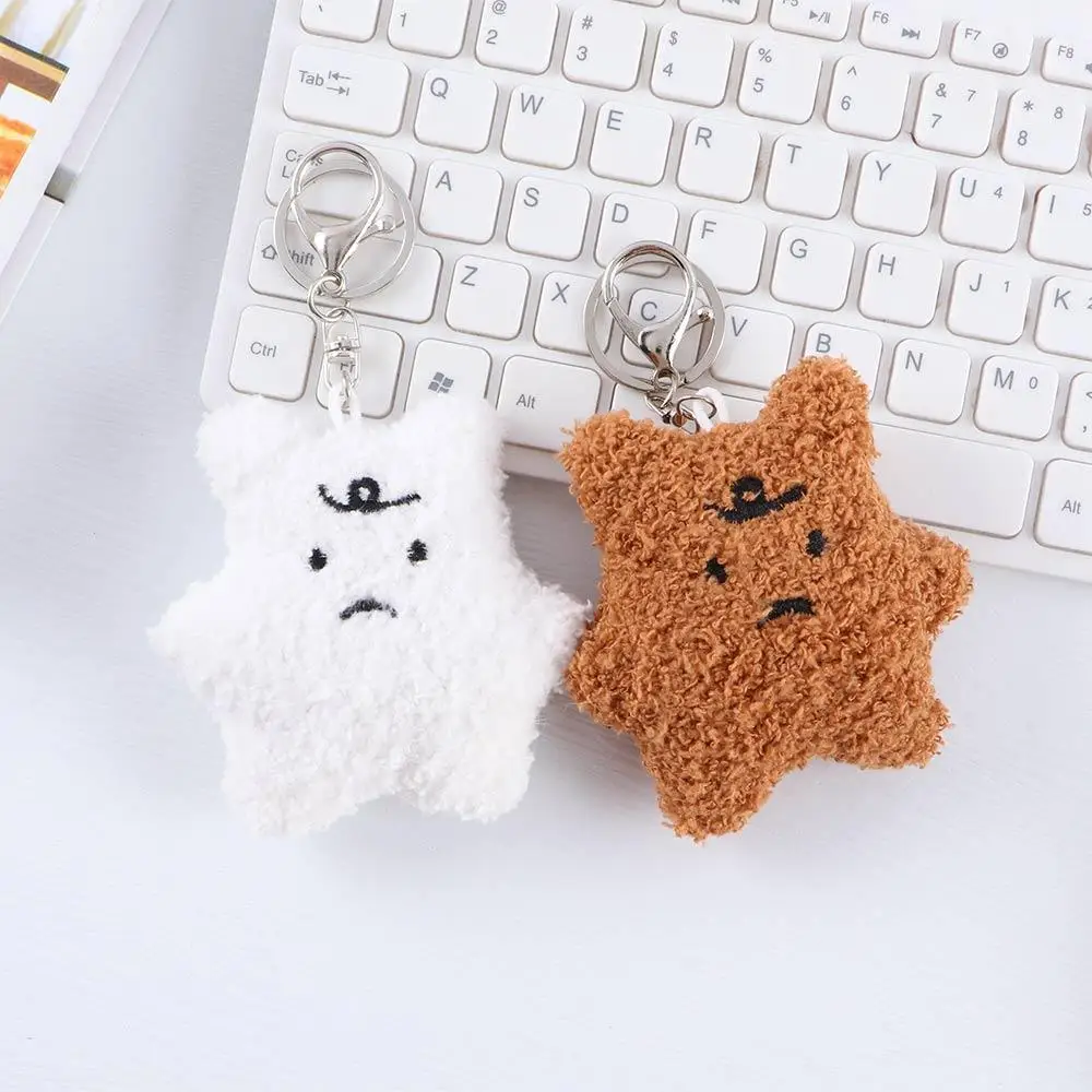 Detalle del oso de peluche colgante