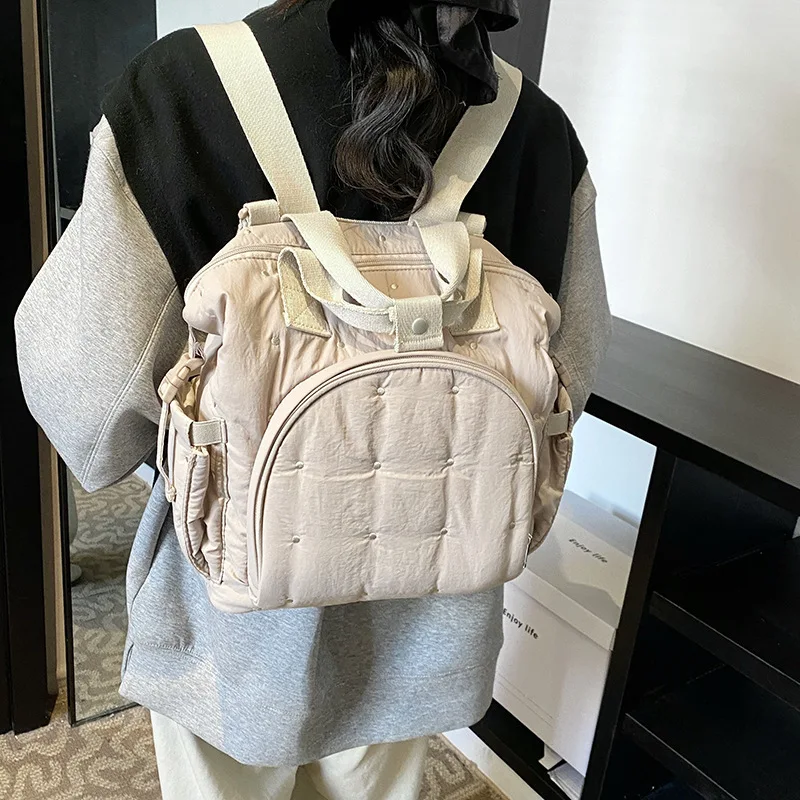 Bolso de mamá bandolera con algodón bordado y colgante