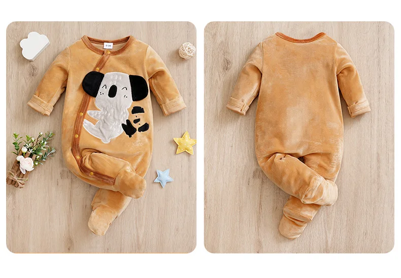 Detalle del cuerpo de bebé de felpa con estampado tierno
