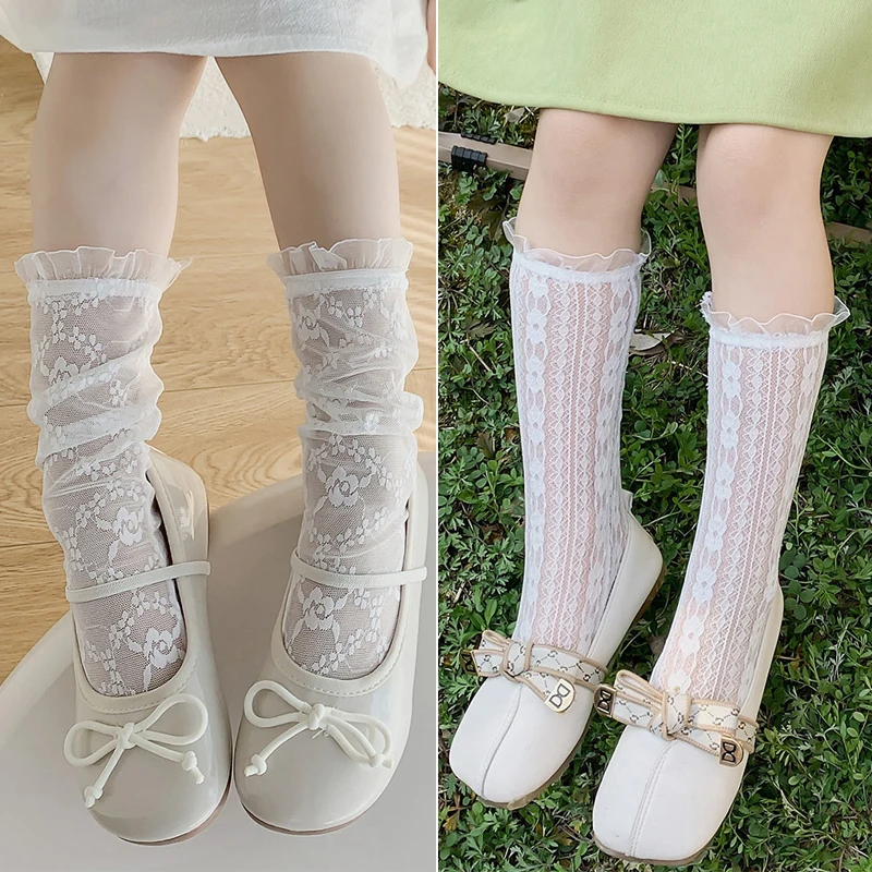 Calcetines de bebé altos blancos con encaje floral y volantes