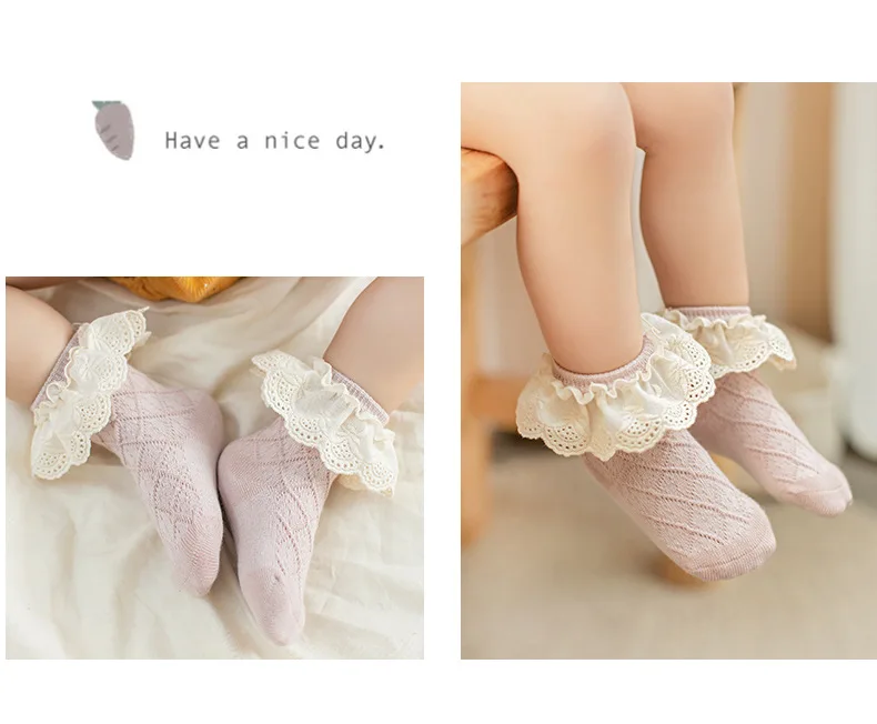 Calcetines rosados con volantes para niña