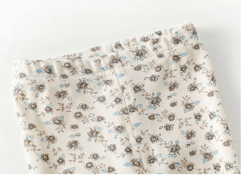 Detalle del patrón floral del conjunto