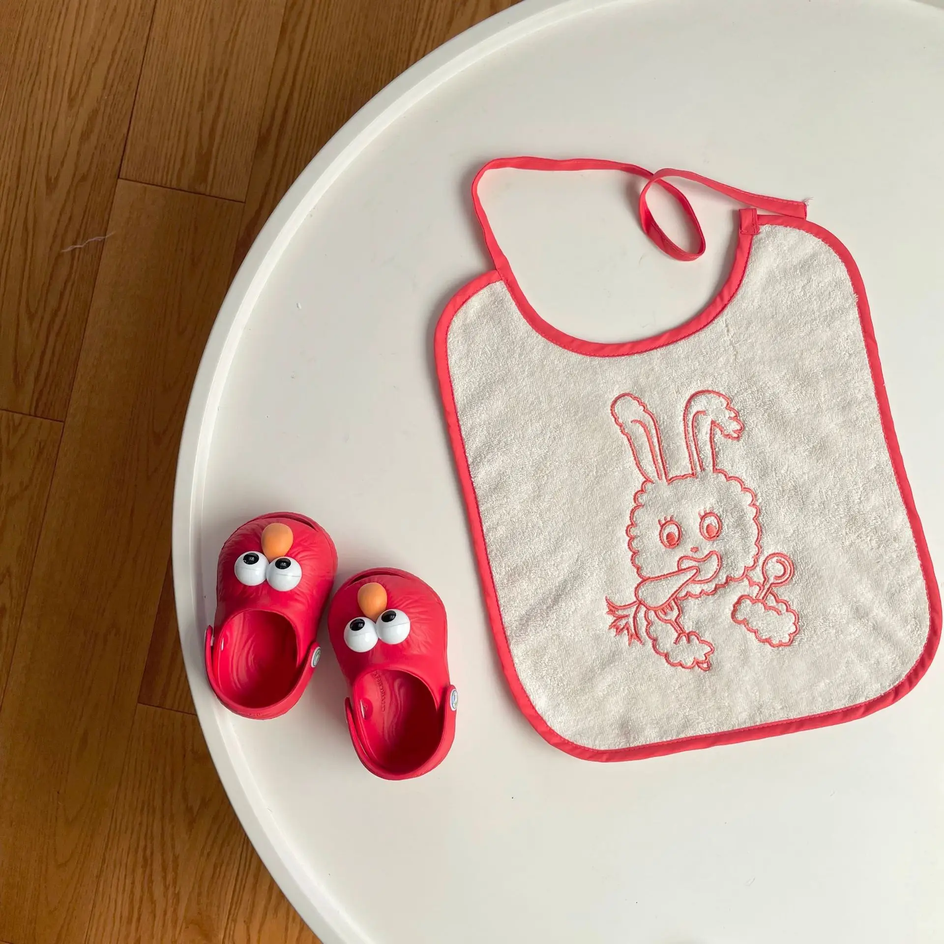 Detalle del bordado y diseño del babero infantil