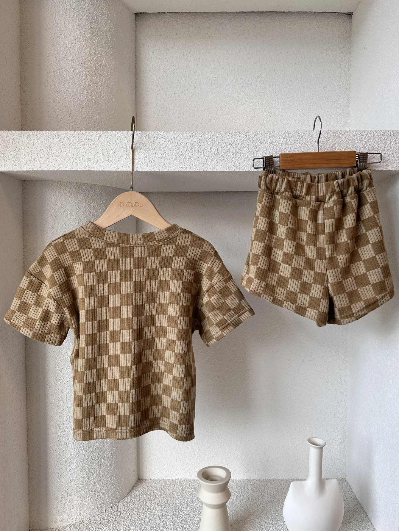 Detalle del top a cuadros del conjunto infantil