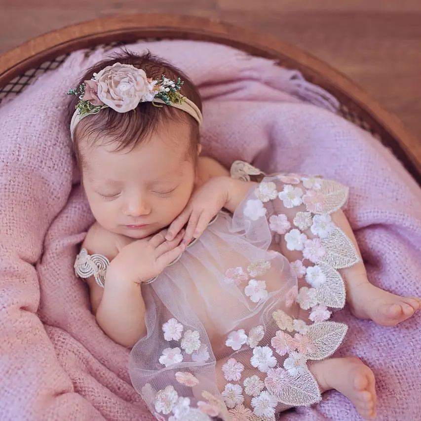 Accesorios fotografía bebé: vestido de encaje, bodi y manta Flokati - imagen 2