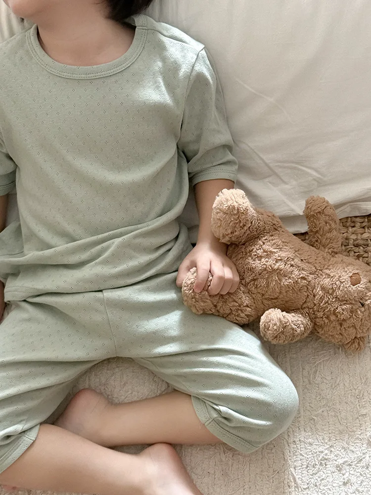 Niño sentado en la cama con el pijama