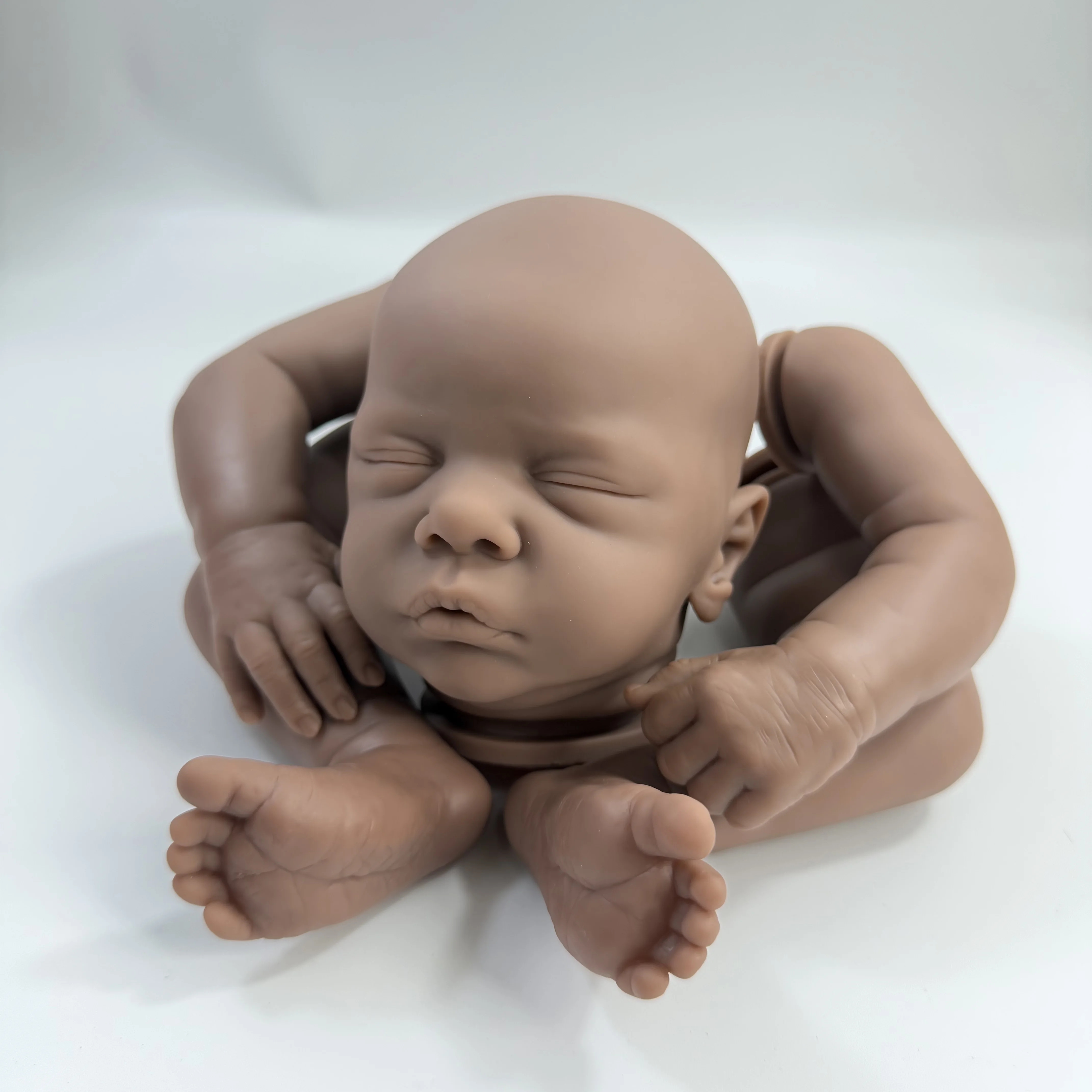 Muñeca reborn de vinilo Romy de piel oscura con kit de piezas - imagen 2